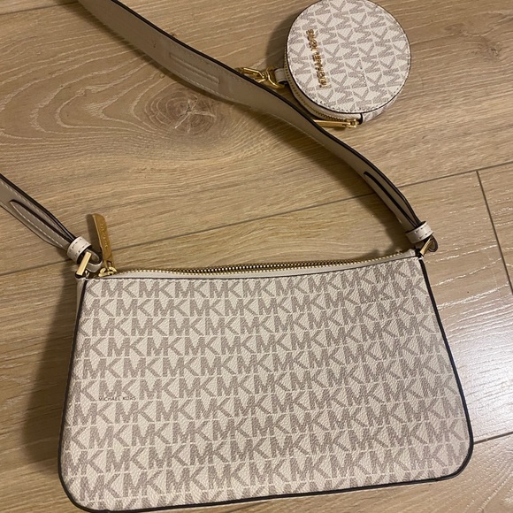 MK Jet Set Crossbody - Picture 4 of 4